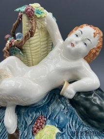 Настольная композиция «Юный сатир». Фаянс, роспись, Товарищество Кузнецова, Россия, начало 20 века