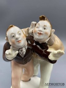 Статуэтка «Бобчинский и Добчинский» из серии «Гоголевские персонажи». Фарфор, роспись, ЛФЗ, скульптор Б. Я. Воробьёв, СССР, 1950–1960 годы