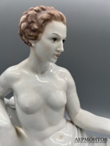 Скульптура «Обнажённая девушка с корзиной фруктов». Фарфор, роспись, Rosenthal, скульптор Hugo Meisel, Германия, 1930–1940 годы
