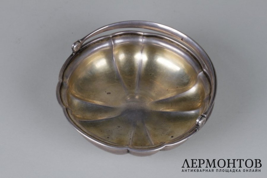 Вазочка с ручкой. Российская империя,  фирма И. Сазикова, 1863 год. Серебро 84. 