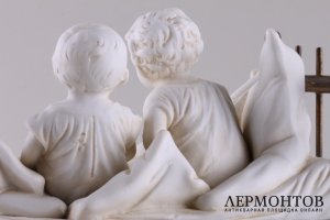 Скульптура Двое детей на кровати. Фарфор, латунь. Германия, 1880-1900е.