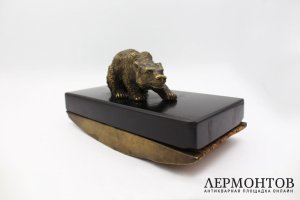 Промокашка из письменного набора Медведь. Россия, 19 век. Бронза, сланец.