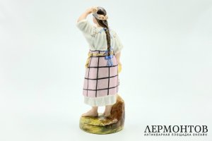 Статуэтка Малоросска. Россия, ДФЗ в Вербилках, 1920-1930-е гг. Бисквит, роспись.