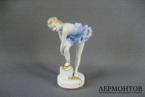 Юная балерина, одевающая пуанты. Фарфор. СССР. Дулево. 50-60-е годы ХХ века.