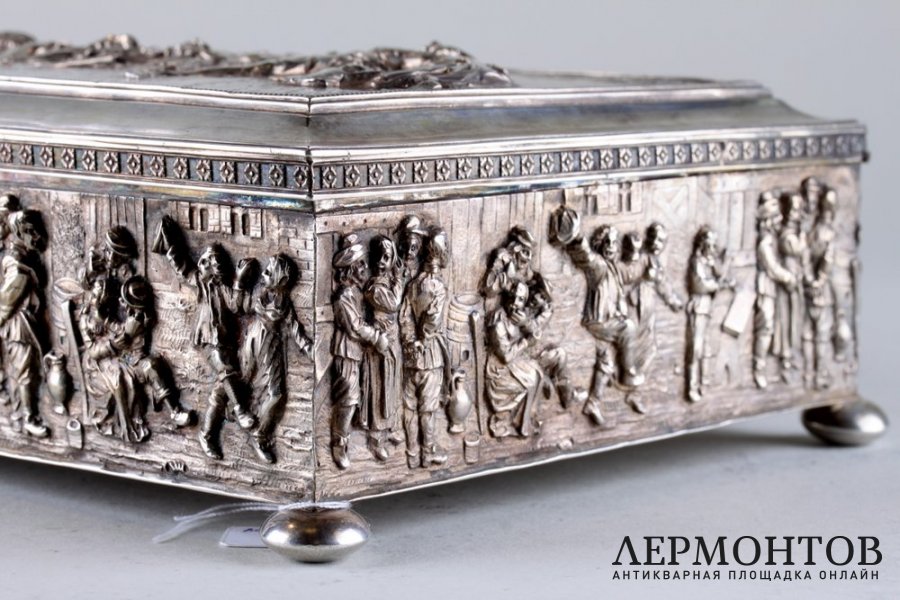  Коробка  с изображением сцены в трактире. Серебро 800. Голландия