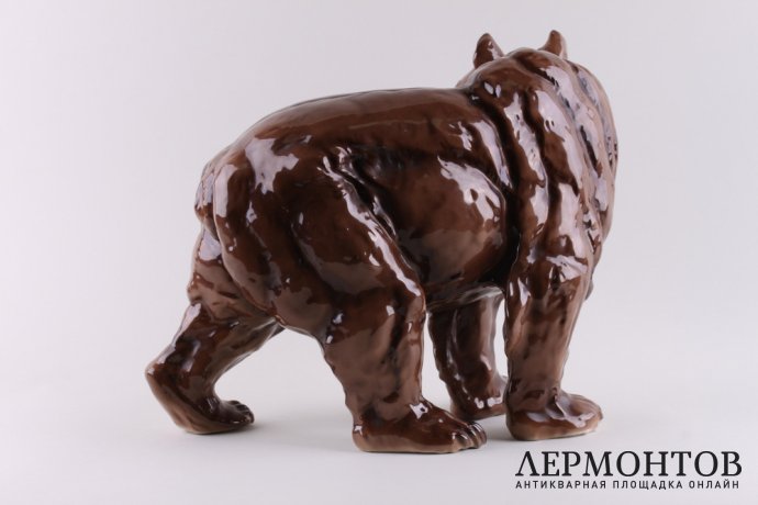Статуэтка Бурый медведь. Чехия, мануфактура Royal Dux, 1950-1960-е гг. Фарфор.
