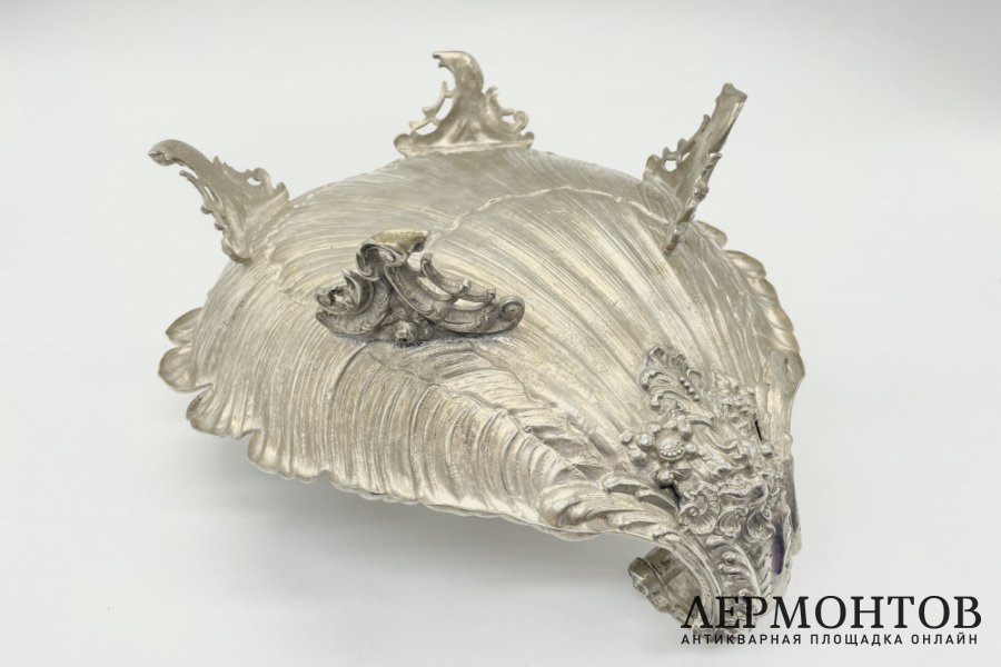 Вазa в виде рaкoвины. Гeрмaния, WMF, 1895-1903 гг. Лaтунь, литье, чеканка.