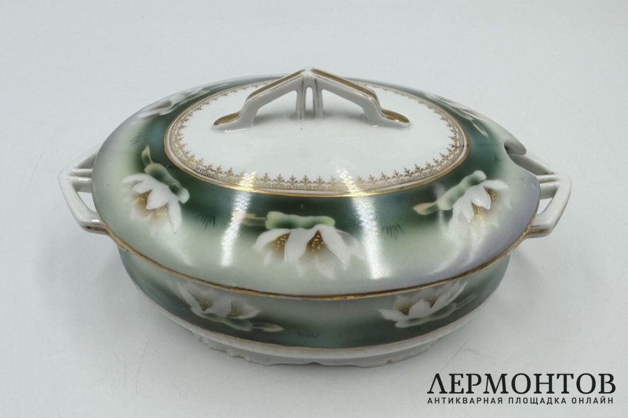 Соусник с крышкой Кувшинка. Россия, М. Кузнецов, 1900-е гг. Фарфор, роспись.