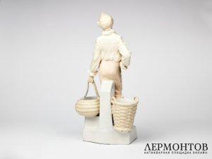 Статуэтка-ваза «Юноша». Фаянс, Schauer, Вена, Австрия, начало XX века
