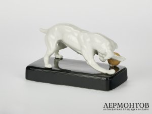 Статуэтка «Собака с мячом». Фарфор, Германия, 1920 год