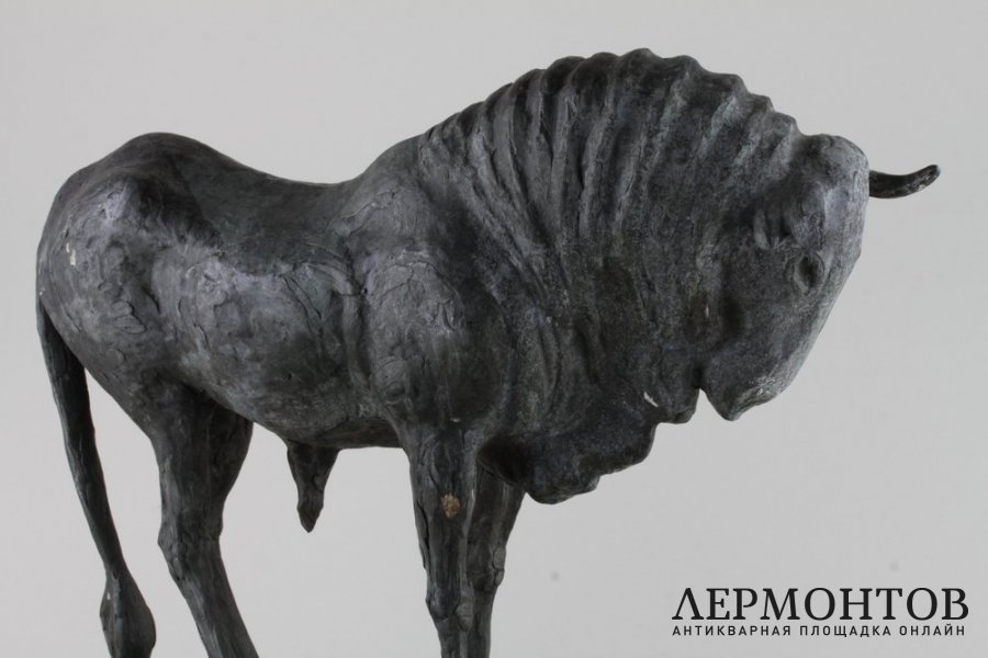 Антилопа гну. Скульптор - Андрей Марц. Силумин, мрамор. 1990-е гг.