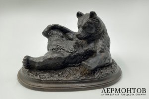 Скульптура Медвежонок валяющийся. Россия, Каслинский завод, 1937-1940 гг. Чугун.