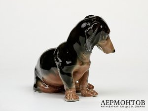 Статуэтка «Сидящая такса». Фарфор, Karl Ens, Германия, 1919–1940 годы