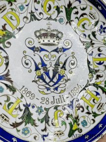 Тарелочка к 25-летию бракосочетания Фредерика VIII. Серебро 924 пробы, эмаль, П. Херц, Дания, 1894 год
