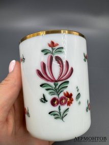 Стакан с цветочным декором. Молочное стекло, роспись, Франция, 19 век