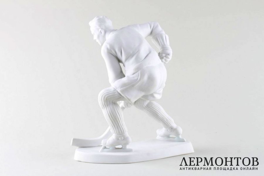 Статуэтка Хоккеист. Чехия, мануфактура Royal Dux, 1990-е гг. Бисквит.