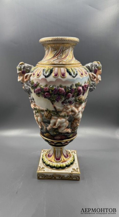 Ваза с путти и маскаронами. Фарфор, роспись, Capodimonte, Италия, 20 век