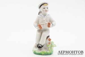 Статуэтка Морячок с гармошкой. СССР, ЛФЗ, автор Г. Столбова, 1970-1986 гг. Фарфор.