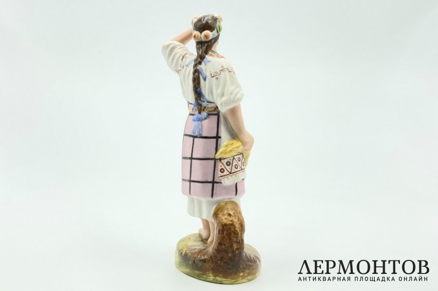 Статуэтка Малоросска. Россия, ДФЗ в Вербилках, 1920-1930-е гг. Бисквит, роспись.
