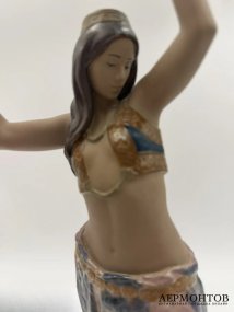 Статуэтка «Ритм Востока I». Фарфор грес, Lladro, скульптор Alfredo Llorens, Испания, 2005–2008 годы