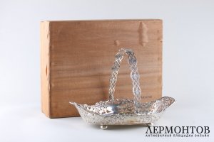 Ваза с ручкой с цветочным орнаментом. Лондон, Goldsmiths and Silversmiths co., 1899 г