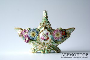 Декоративная корзинка из лепного фарфора. Англия, 19 век