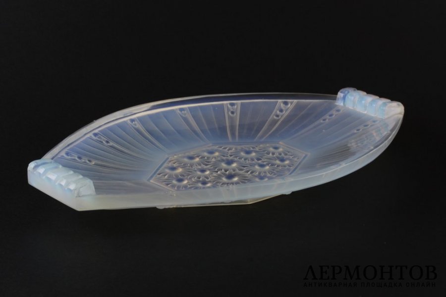 Блюдо art deco с цветочным декором. Опаловое стекло, литье. Франция, 1920-30-е гг.