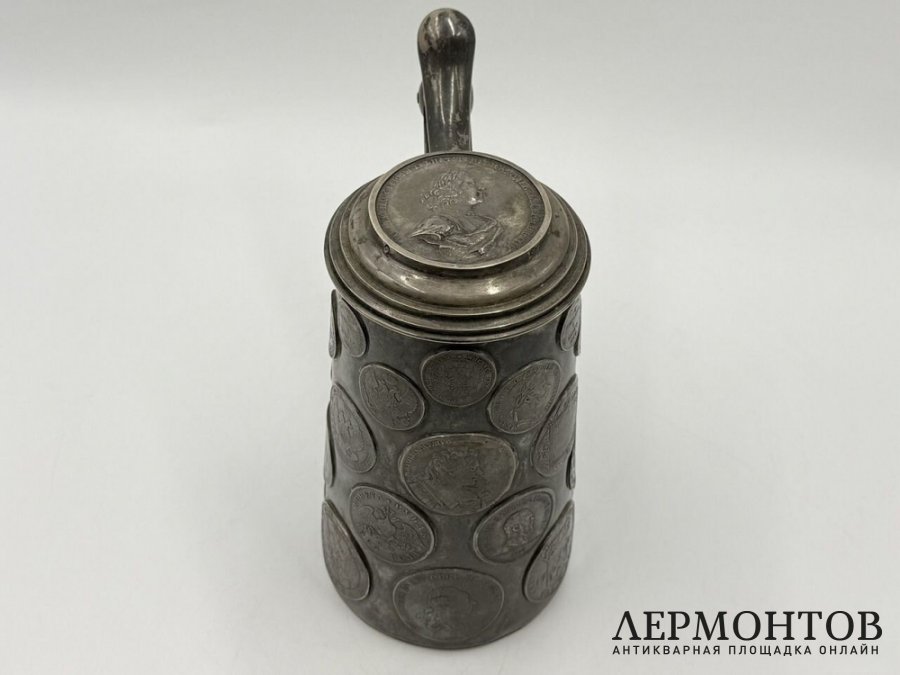 Кружка c монетами и копией медали За победу при Гангуте. Россия, 1893 год. Серебро 84