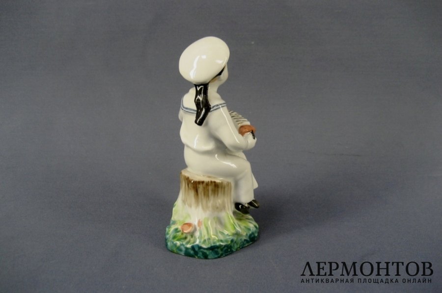 Морячок с гармошкой. Фарфор. СССР, ЛФЗ, 50-е годы ХХ века. 