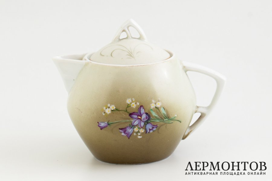 Молочник в стиле модерн. Российская Империя, фабрика Гарднера, 1870-1890 г. Фарфор.