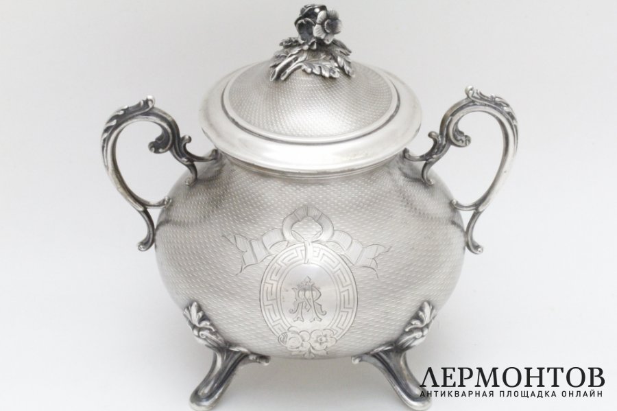 Сахарница в классическом стиле. Queille. Серебро 950 пробы, гильоше. Франция, XIX в.