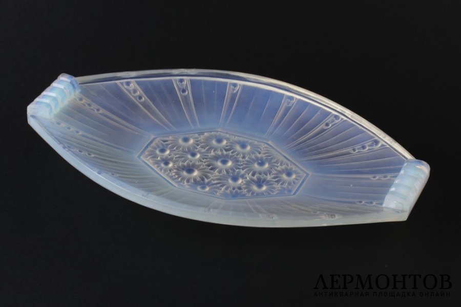 Блюдо art deco с цветочным декором. Опаловое стекло, литье. Франция, 1920-30-е гг.