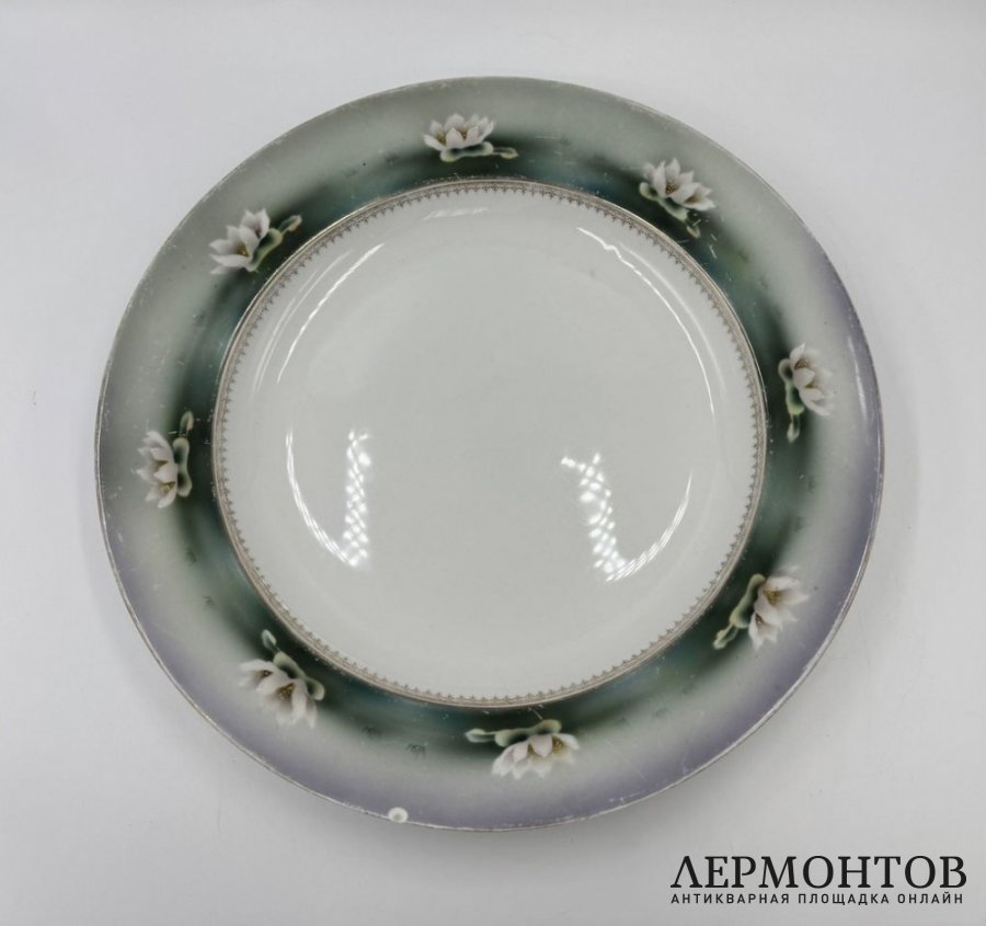 Блюдо Кувшинки. Россия, Кузнецов, 1900-е гг. Фарфор, деколь с подрисовкой.