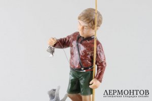 Скульптура Мальчик-рыбак играет с котенком. Камнерезная работа. Екатеринбург.