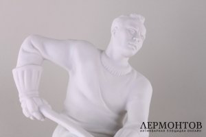 Статуэтка Хоккеист. Чехия, мануфактура Royal Dux, 2000-е гг. 