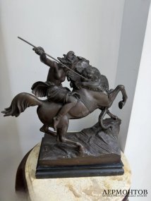 Скульптура «Сражающаяся амазонка». Шпиатр, по модели А. Кисса, H. Gladenbeck, Германия, конец 19 — начало 20 века