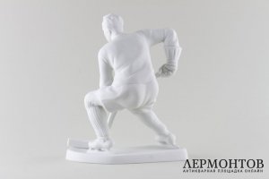 Статуэтка Хоккеист. Фарфор.  Фабрика Royal Dux, Чехословакия, подпись K.LERCH, к. XXв