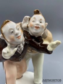 Статуэтка «Бобчинский и Добчинский» из серии «Гоголевские персонажи». Фарфор, роспись, ЛФЗ, скульптор Б. Я. Воробьёв, СССР, 1950–1960 годы