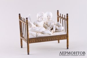 Скульптура Двое детей на кровати. Фарфор, латунь. Германия, 1880-1900е.