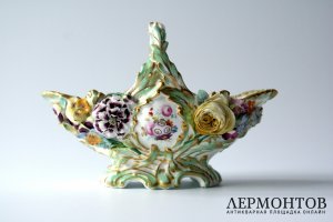 Декоративная корзинка из лепного фарфора. Англия, 19 век