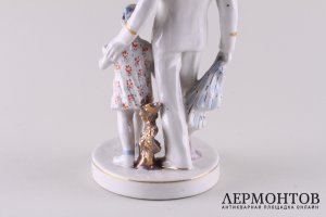 Статуэтка На парад. Фарфор, роспись. СССР, Дулевский фарфоровый завод, 1952. 