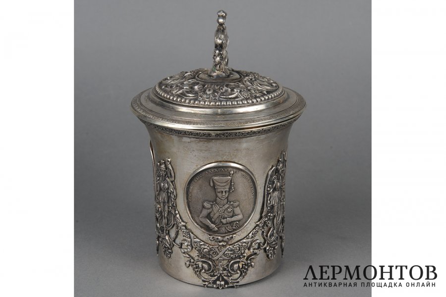 Кружка украшеная монетами. Россия, 1840 г, мастер HJ. Серебро 84 пробы.