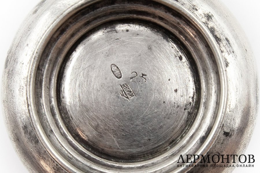 Солонка в форме чугунка с цветочным декором. УССР, г. Киев, 1956-1958 гг. Серебро.