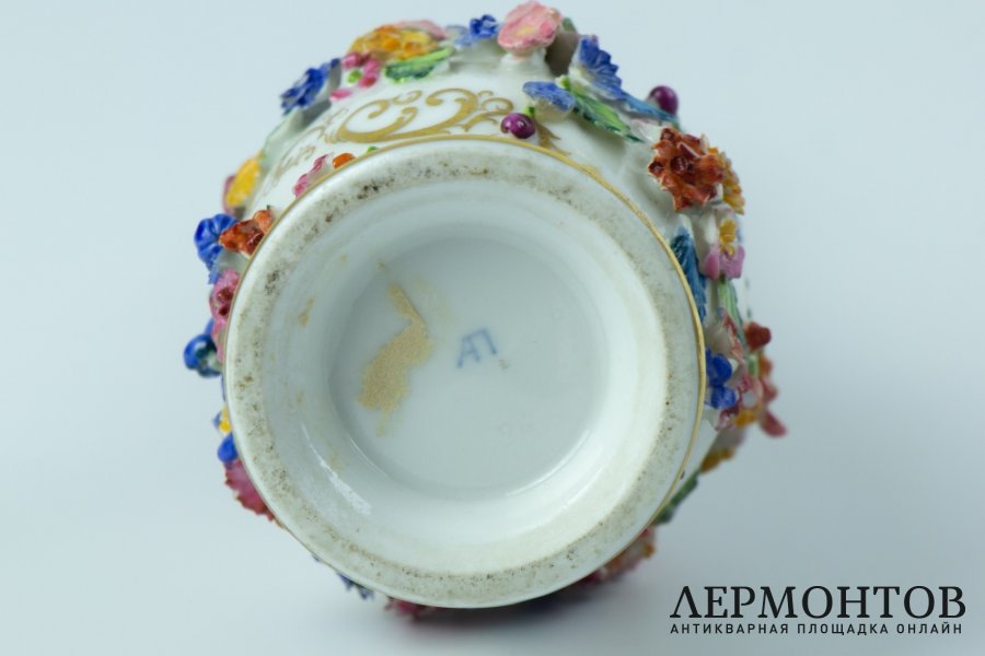 Графин с цветочным декором. Россия, Попов, 19 в., фарфор, роспись, золочение.