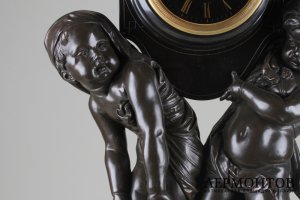 Каминные часы с путти. Les debardeurs. Edmond Lefever. Бронза. Франция, 1880 год.