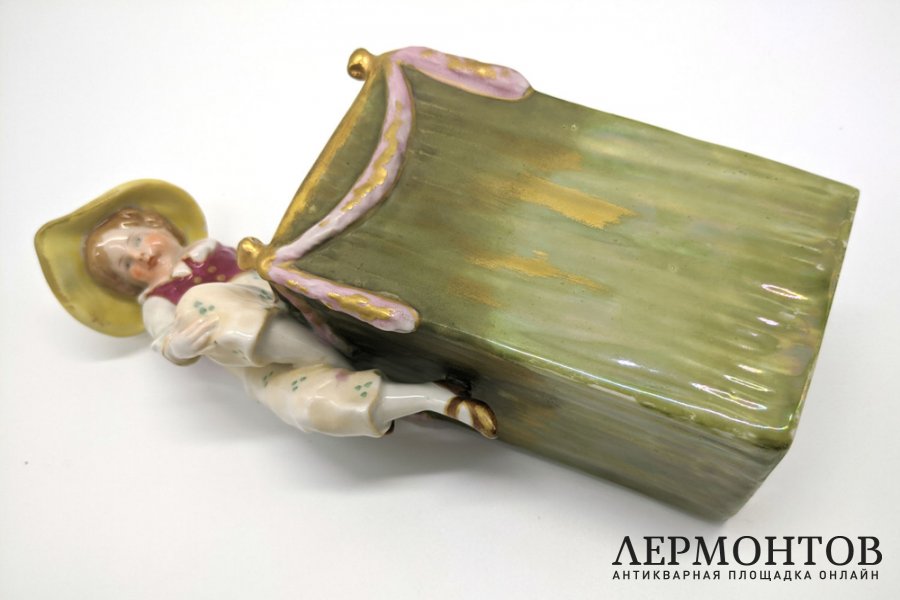 Ваза с сидящим ребенком. Фарфор, роспись. Австрия, Amphora, 1890-1910е гг. 