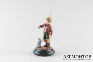 Скульптура Мальчик-рыбак играет с котенком. Камнерезная работа. Екатеринбург.