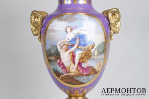 Ваза декоративная с живописью и бронзовыми ручками в виде маскаронов. Франция