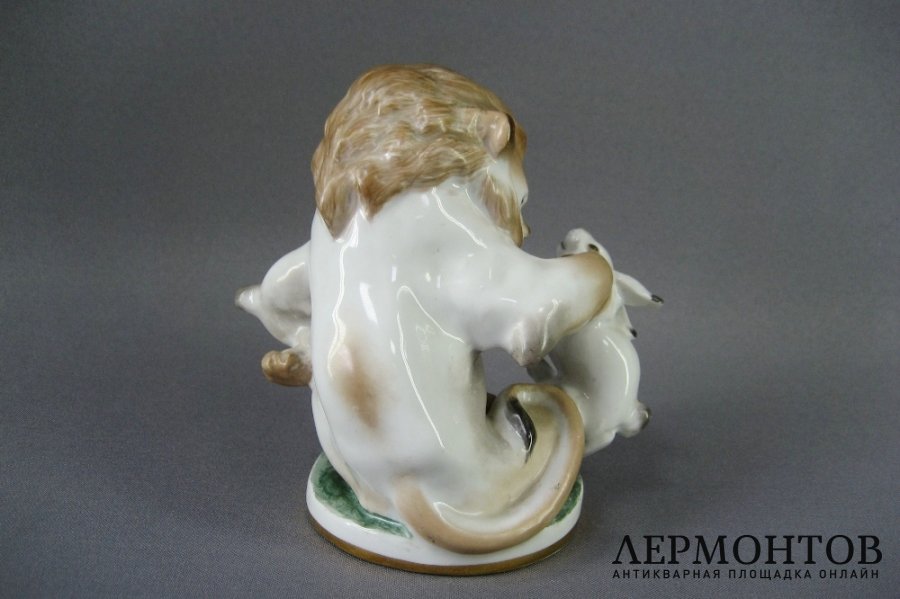 Композиция Лев и заяц. Фарфор. СССР, ЛФЗ, 50-60-е годы ХХ века.