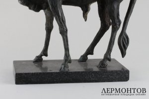 Антилопа гну. Скульптор - Андрей Марц. Силумин, мрамор. 1990-е гг.